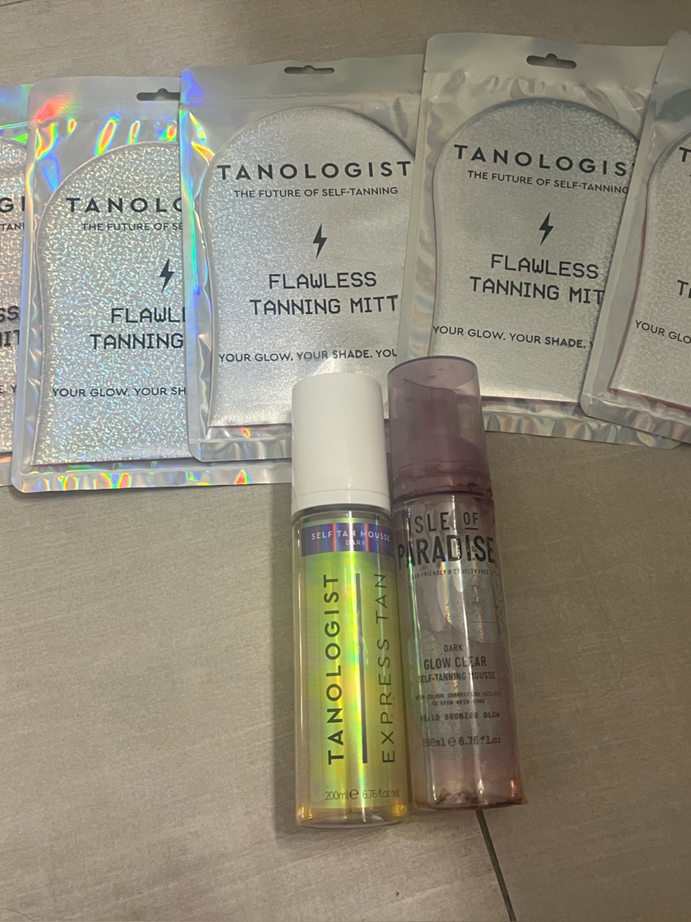 Express Tan & Self-Tan Mousse Set in Iridescent/Peach. 5 mitts and self tanner